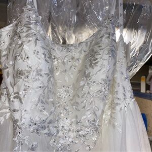 New with tags plus size wedding dress size 24